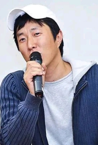 《Real》原本由李政燮執導，但后來被指因“創作理念分歧”而被換掉。