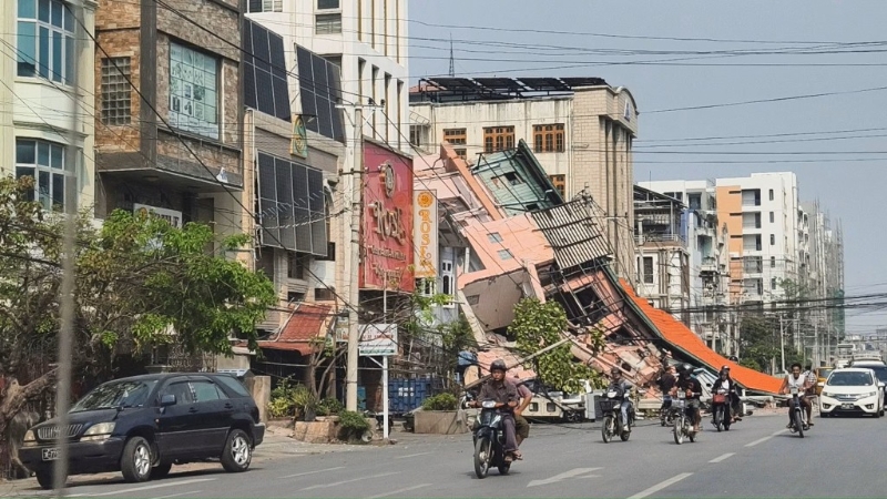 緬甸28日發生7.9級大地震，大量房屋倒塌。路透社