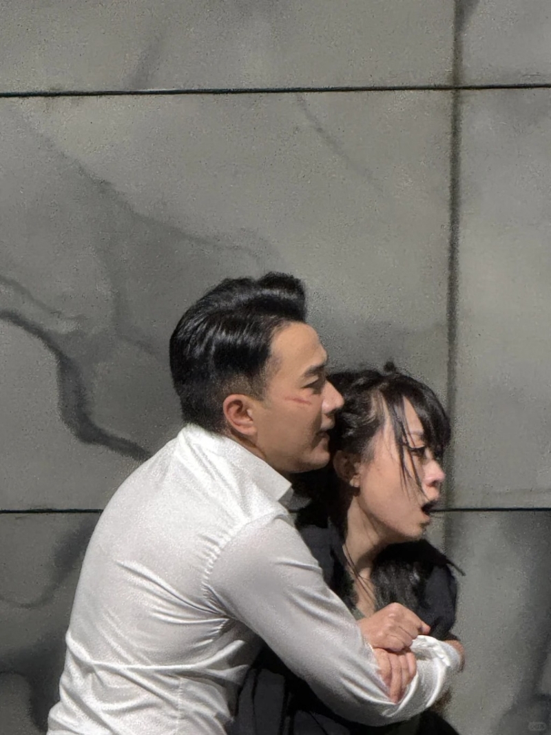 劉愷威近日在內地多個城市出演舞臺劇，而二人互動只是劇情需要。