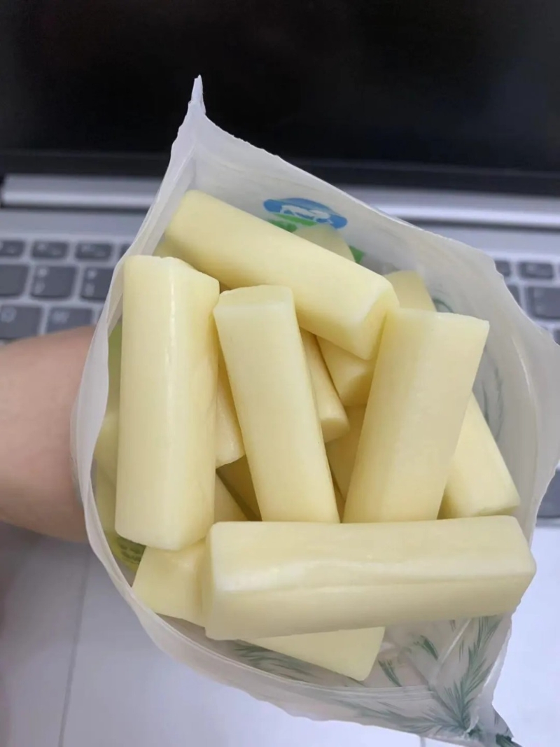 奶酪棒軟滑的膏體，容易滑入幼童氣管造成危險。小紅書＠吃貨的路上不停竭