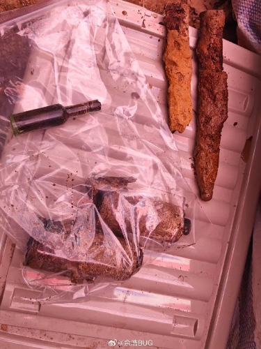 許多未發射的子彈，和花露水以及劍鞘。