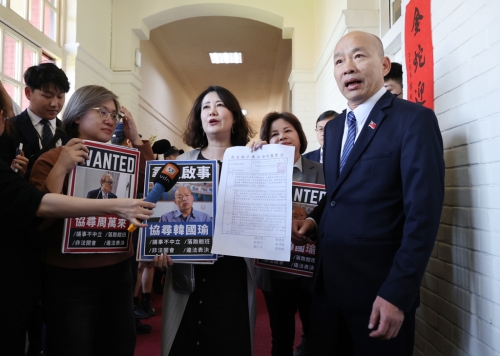 圖為民進黨“立法院”黨團干事長吳思瑤（中）等人前往院長室，剛回到“立法院”的院長韓國瑜（右）立即開門了解情況，并接下民進黨團要求協商的提案。
