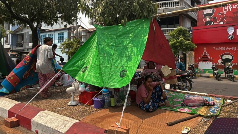 緬甸曼德勒的房屋在周五的地震中受損，當地居民在路上的臨時帳篷休息。 美聯社