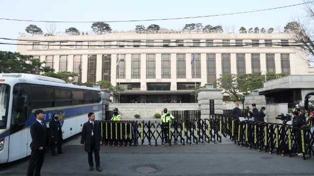 4月4日，在韓國首都首爾，警察在韓國憲法法院前執勤。新華社