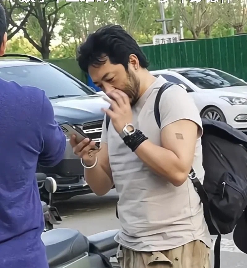 富大龍亦曾被拍得當街挖鼻。