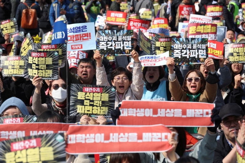總統官邸外尹錫悅支持者。 路透社