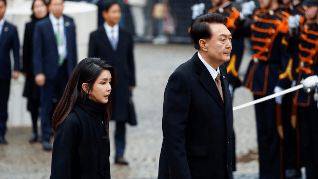 尹錫悅與妻金建希面臨多項指控。 路透社