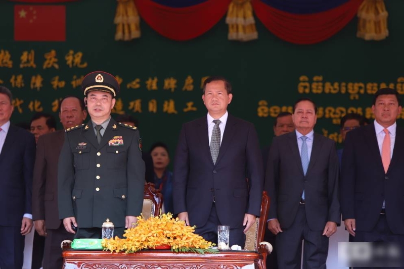 洪瑪奈（右）和中央軍委聯合參謀部副參謀長曹青鋒（左）共同主持云壤海軍基地啟用儀式。 柬中時報