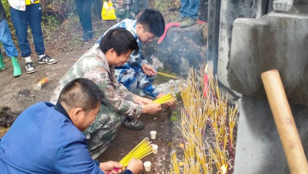 清明節許多孝子賢孫祭祖，希望得到祖先保祐。