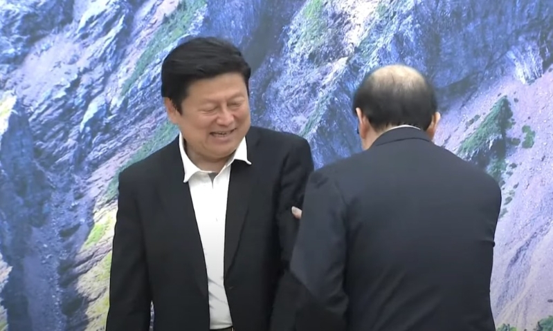 卓榮泰今（7）日下午2點邀請“立院”朝野黨團協商，然而柯建銘到場后不滿座位安排，甚至要同場的傅昆萁讓座。