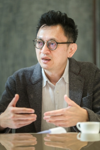 徐家健指如果最終協議不成，相信整體經濟或會捱一段時間，最壞是要「捱足四年」。