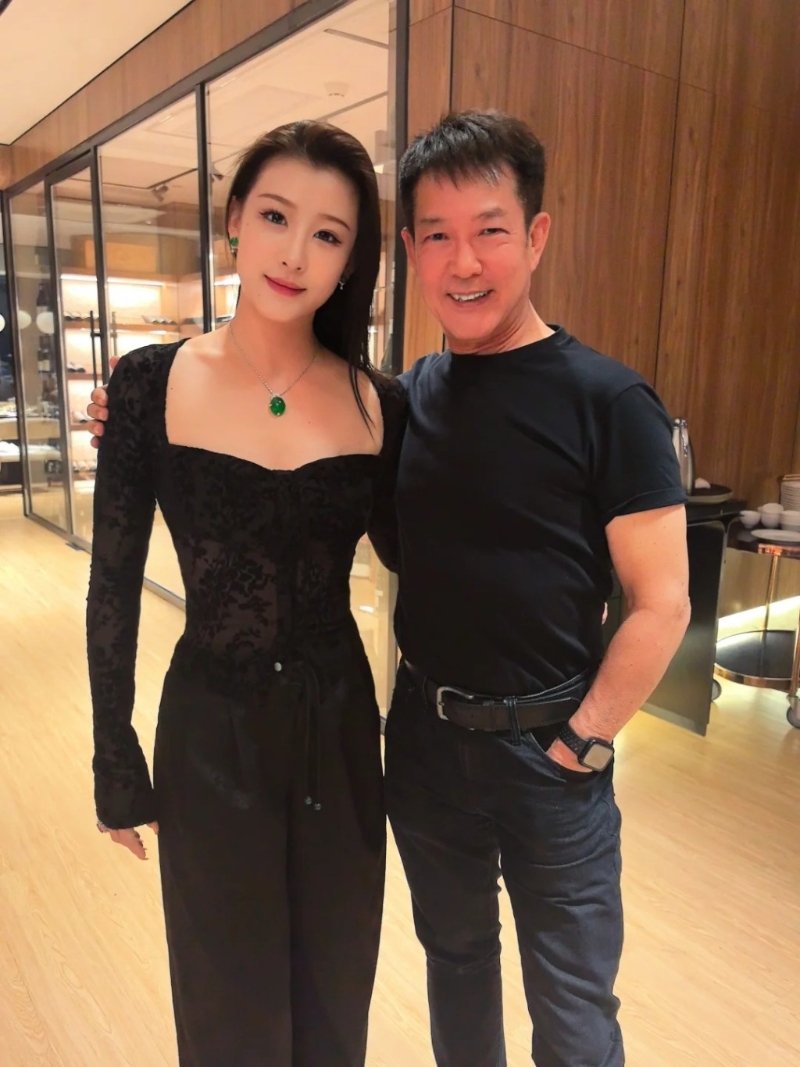 元彪近日現身廣西，跟美女舞蹈家梁岱青合照。