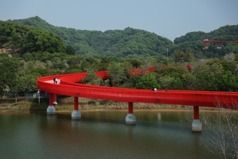 位于光明區的虹橋公園，最令人印象深刻的必然是一條長達4.3公里的紅色空中棧道橋