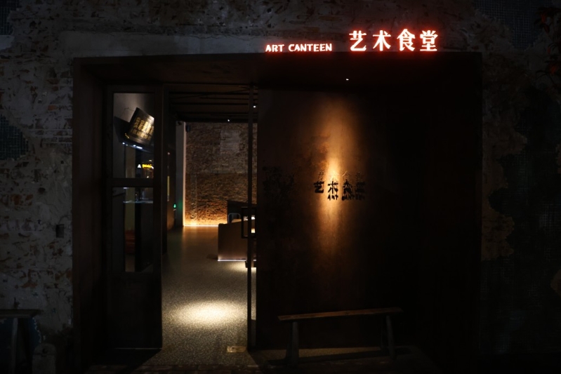 位于偏遠工業園內的“藝術食堂”，單看紅色的大門別樹一格