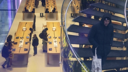 有美國民眾擔心關稅會導致蘋果iPhone加價，紛紛到門店購買。美聯社