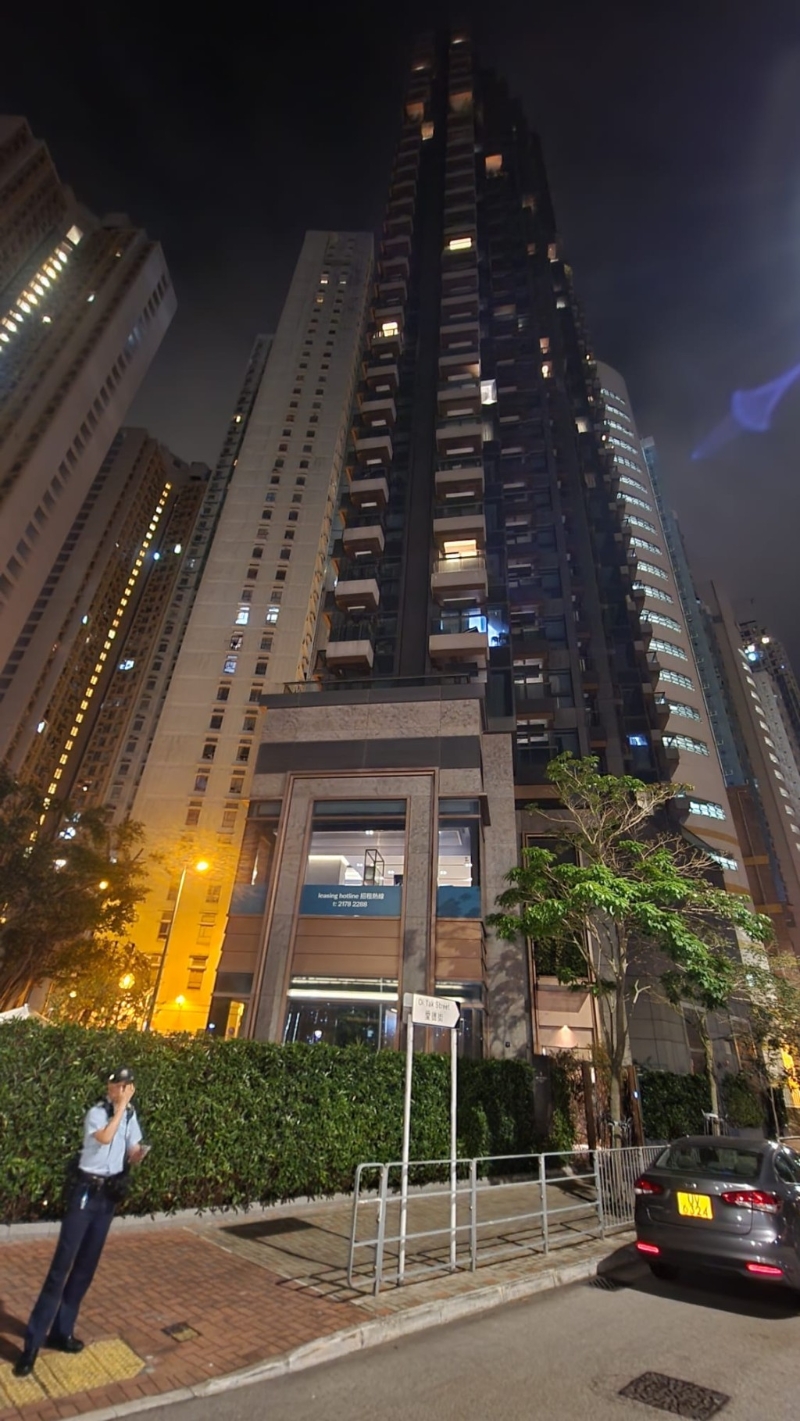 現場有警員在涉事服務式公寓外把守。 黎志偉攝