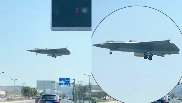 解放軍空軍最新的無尾翼匿蹤戰機殲-36（J-36）再度現身，這次有民眾在路上拍到這架有3具引擎的重型戰術戰機，影片在網路上瘋傳。