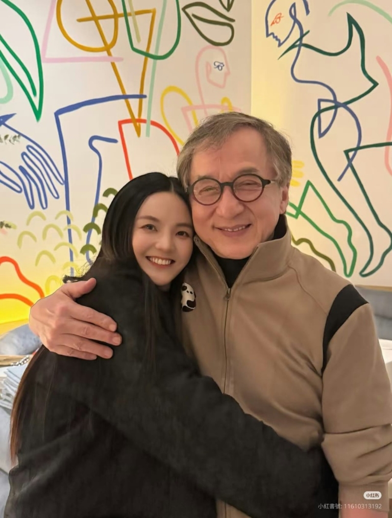 彭天穎近日分享與師父成龍的合照。