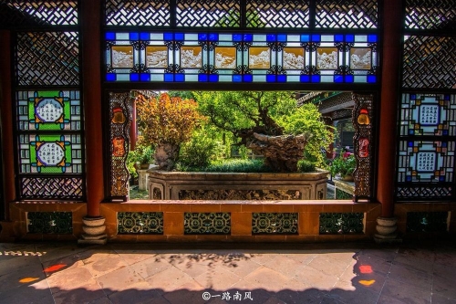 佛山一日游好去處2025｜2. 清暉園 園林建造使用鏤空木雕花板、磚雕、彩色玻璃等裝飾工藝。