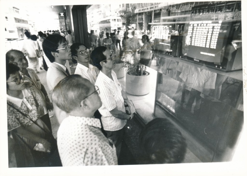 1987年股市瘋狂暴瀉下，商業區的股價傳真吸引大批股民圍觀市況。資料圖片
