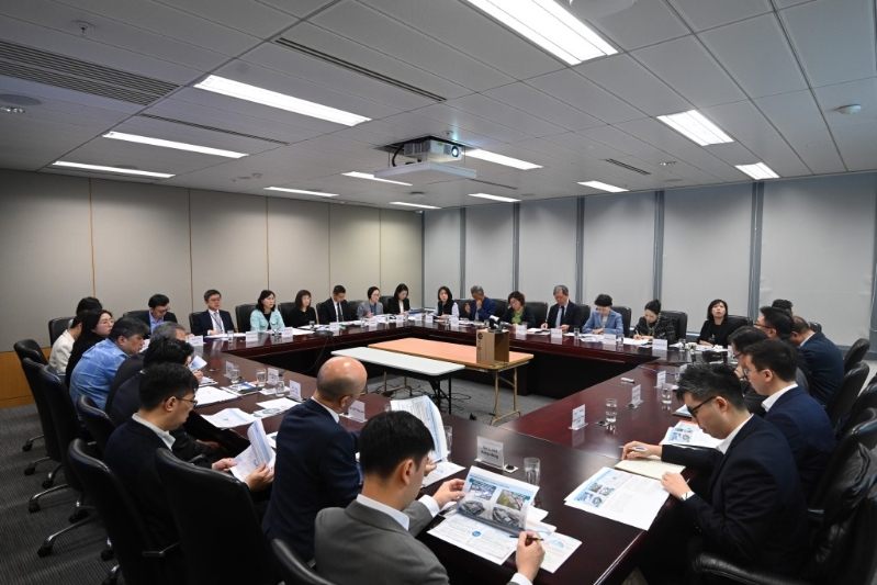 陳美寶（左三）就美國濫施關稅聽取物流業界的意見，并商討如何共同應對。