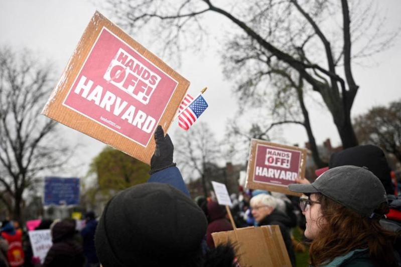 哈佛大學（Harvard University）學生12日群起抗議，要求學校領導層抗拒聯邦政府干預校務。路透社.jpg