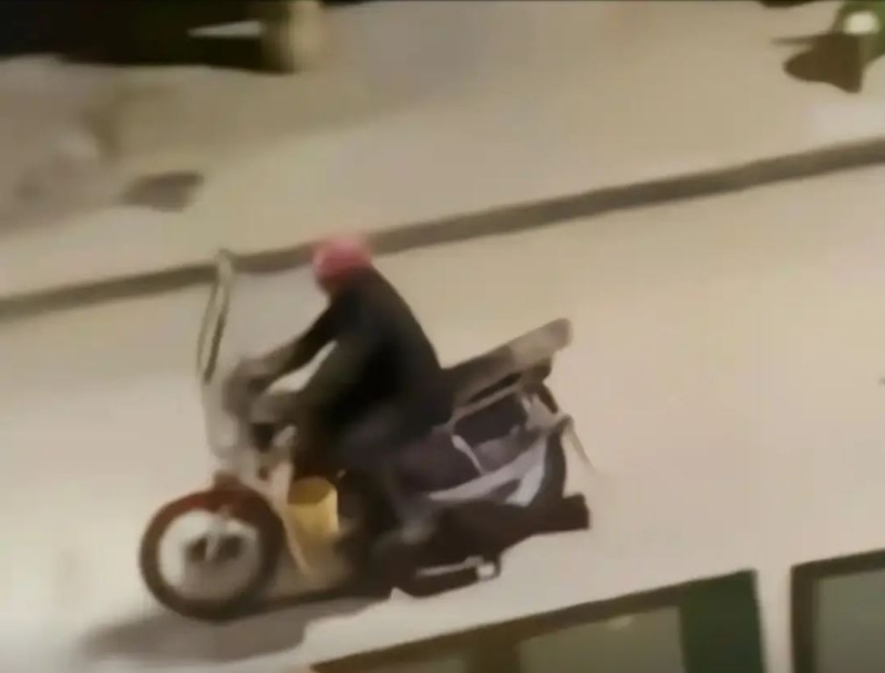 疑兇作案后騎電單車逃離現場。微博