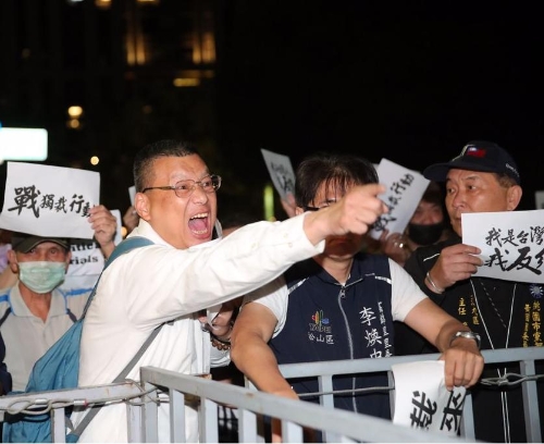 檢調偵辦罷免死亡連署案，國民黨支持者17日晚間聚集在北檢外，高喊口號抗議。