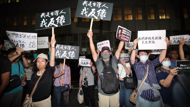 檢調偵辦罷免死亡連署案，國民黨支持者17日晚間聚集在北檢外，高喊口號抗議