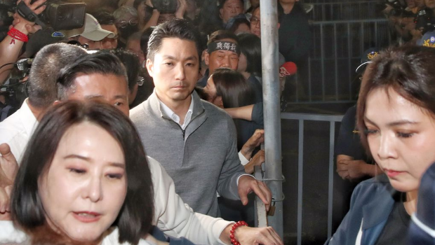 檢調偵辦罷免死亡連署案，國民黨支持者17日晚間聚集在北檢外，高喊口號抗議。 臺北市長在議員及立委陪同下抵達。