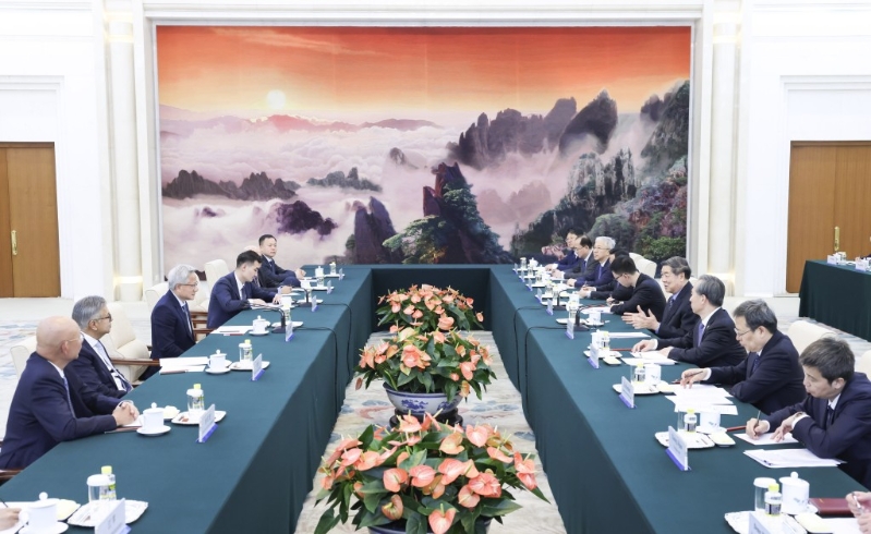 何立峰會見美國英偉達公司總裁兼首席執行官黃仁勛。新華社.jpg