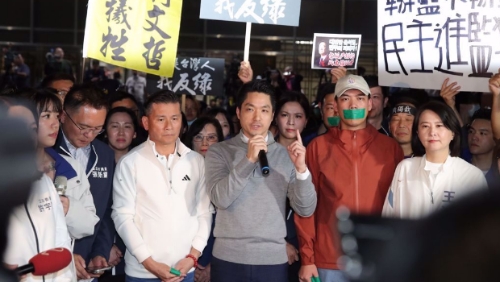 檢調偵辦罷免死亡連署案，國民黨支持者17日晚間聚集在北檢外，臺北市長蔣萬安（中）到場聲援，并拋出個人支持倒閣。