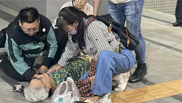 黃晃枝無保請回，步出地檢就昏厥倒地