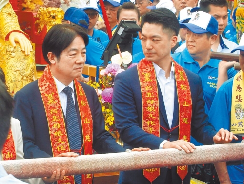 賴清德總統（左）與臺北市長蔣萬安（右），19日出席松山慈惠堂遶境活動，兩人同場互動冷冰冰。（趙雙杰攝）