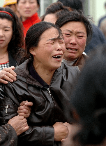 遼寧廠鋼水傾覆，造成32名工人當場死亡，家屬焦急等待消息。 新華社