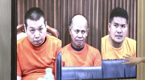 菲警公開涉綁架撕票案的三名被捕嫌犯，左一為楊建民。