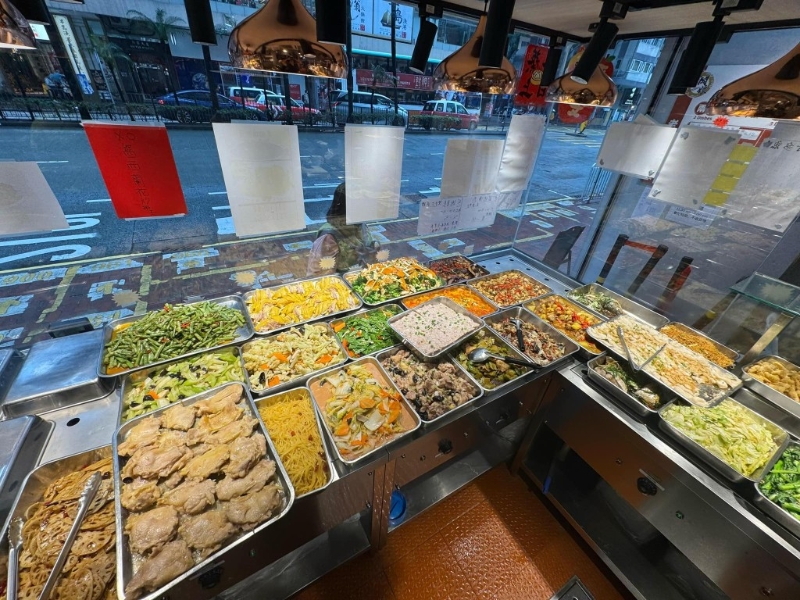 兩餸飯店近年在全港各區開到成行成市，其中以灣仔為熱門選址，更掀起一場「減價戰」
