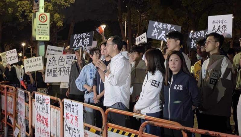 國民黨主席朱立倫（前中）18日晚間號召民眾26日上凱道。（資料照，林郁平攝）
