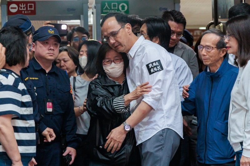 臺北地檢署偵辦國民黨臺北市黨部聯署涉偽造文書案，檢察官18日清晨復訊后聲押黃呂錦茹（中左），臺北地院19日晨5時許裁定黃呂無保請回。（資料照／郭吉銓攝）