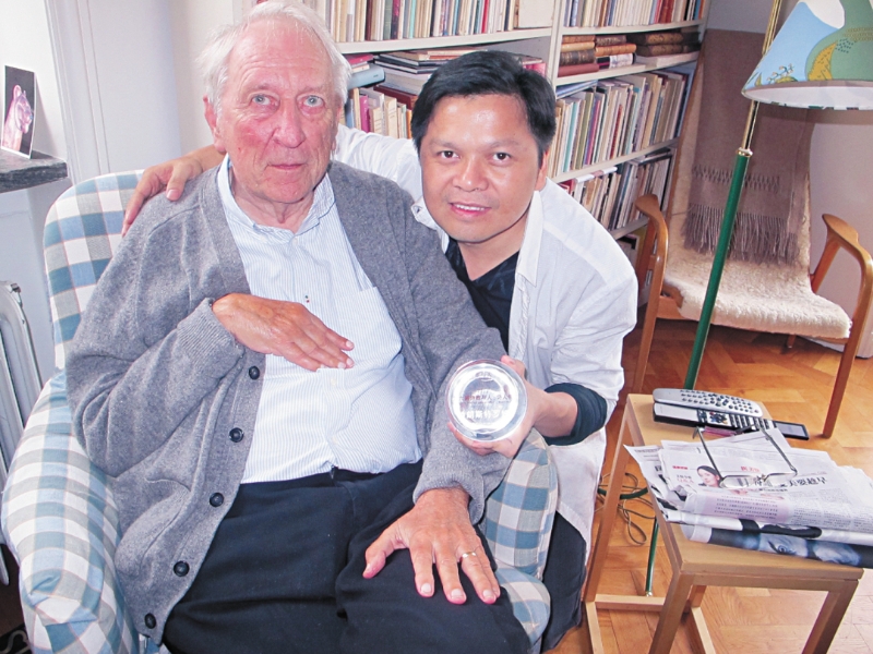 -2011年，與第六屆“詩歌與人·國際詩歌-FZ102813712149.jpg