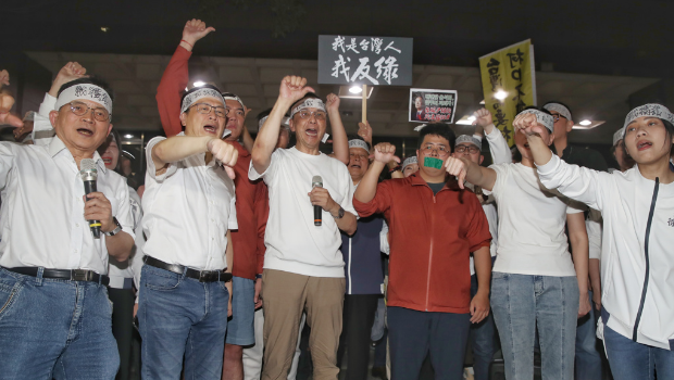圖為檢調偵辦罷免死亡連署案，國民黨支持者17日晚間聚集在北檢外，國民黨主席朱立倫（前排中）與黨籍“立委”們在北檢外抗議。