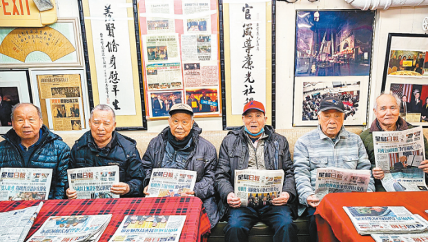 （左起）張子榮、陳新沾、吳子瑞、黃國亮、雷法暉、彭作義在黃官羨閱報室閱讀《星島日報》。