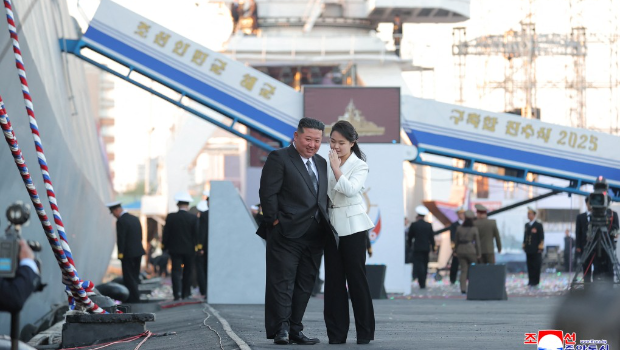 金正恩攜愛女出席驅逐艦下水禮。