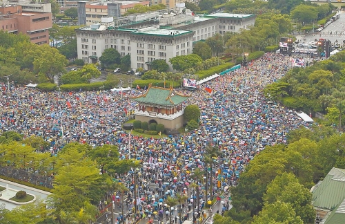 國民黨26日在凱道舉行「反綠共、戰獨裁」活動，大批支持民眾不畏風雨前來聲援，現場宣布超過25萬人參與。