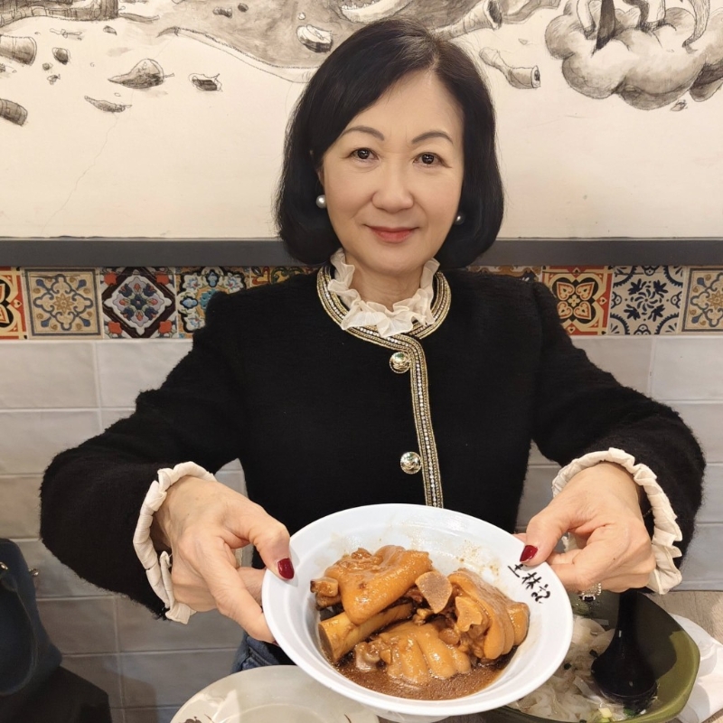 葉劉日前重游本港著名特色食街及旅游點筲箕灣東大街，并幫襯在東大街屹立多年的食肆。葉劉FB
