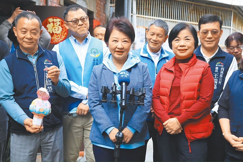 臺中市市長盧秀燕（中）。