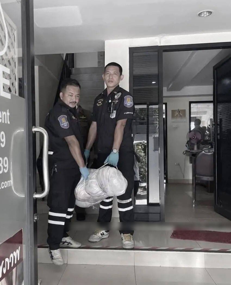警方將死者遺體抬離。FB:園區實錄