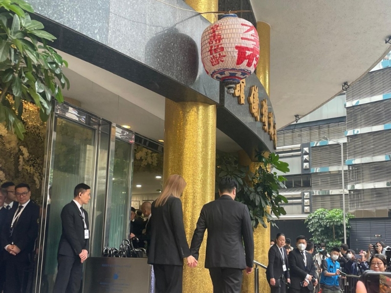 李家誠與徐子淇十指緊扣一同出現。.jpeg