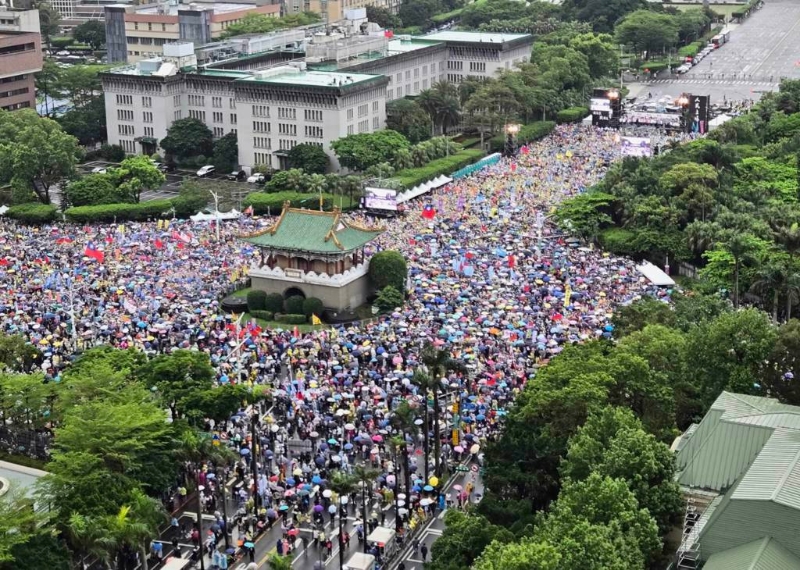國民黨號召426上凱道游行，景福門空拍畫面超震撼。.jpg