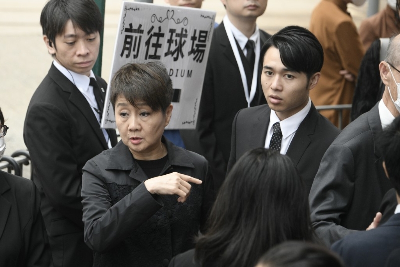 已故賭王何鴻燊四太梁安琪，及其長子何猷亨。（陳浩元攝）